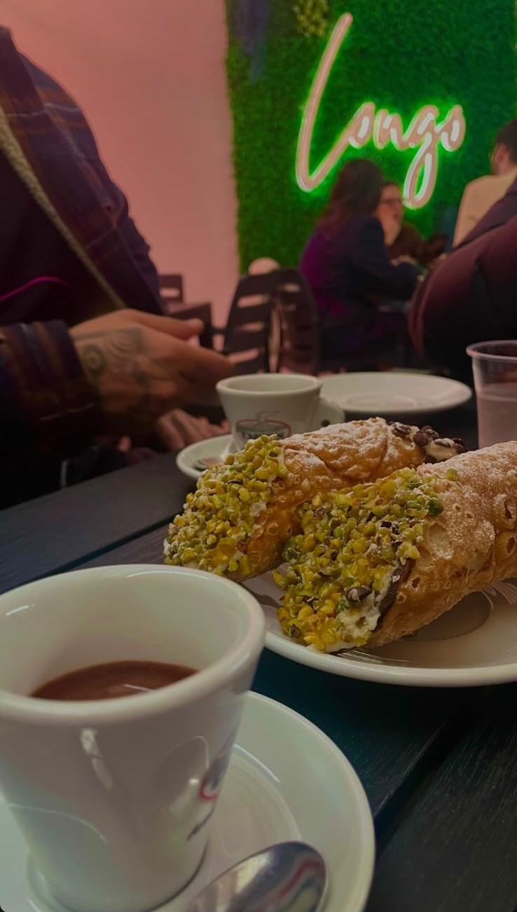 Cannoli al pistacchio con caffè
