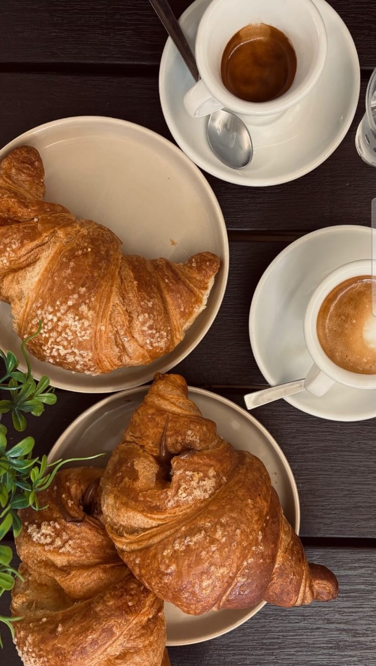 Colazione con cornetti caldi e caffè