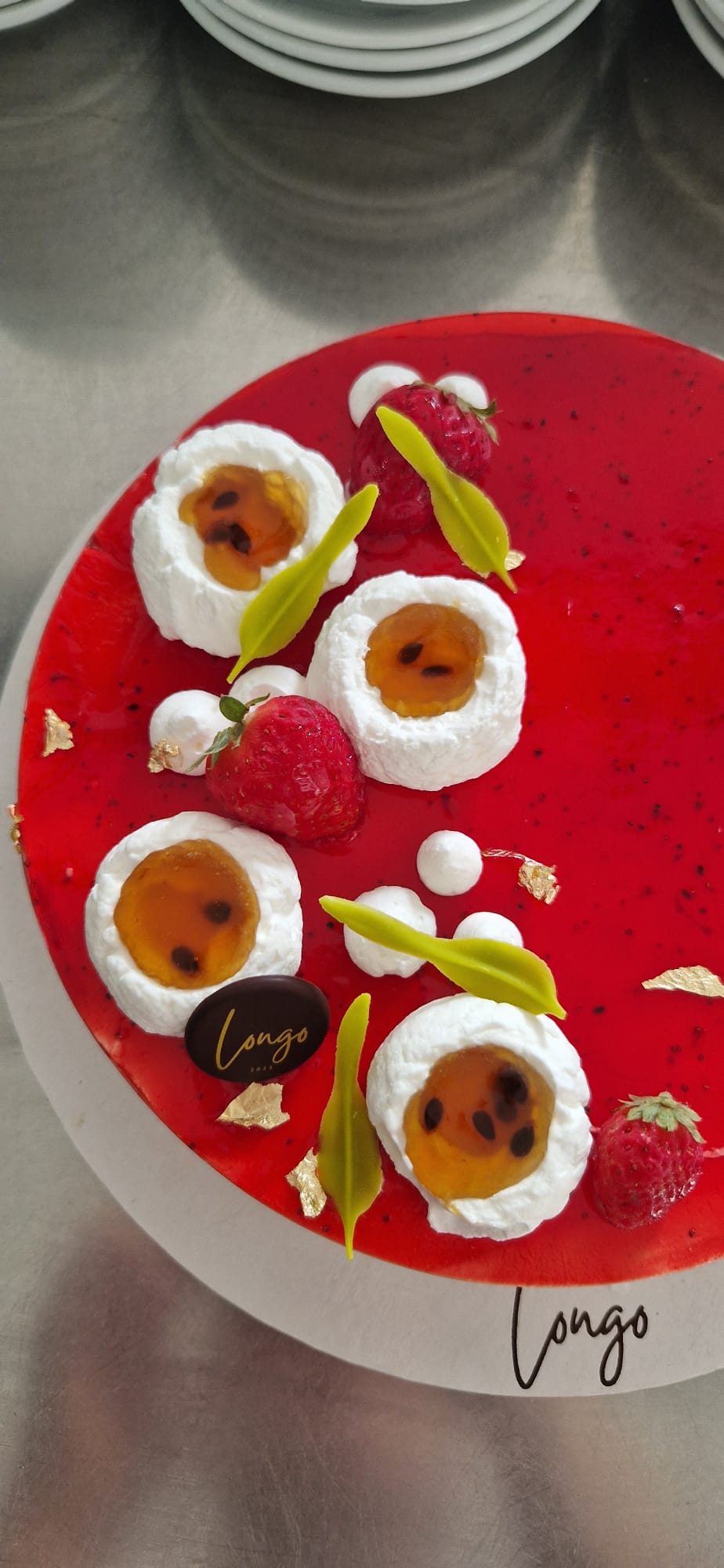 Torta moderna alla frutta e passion fruit