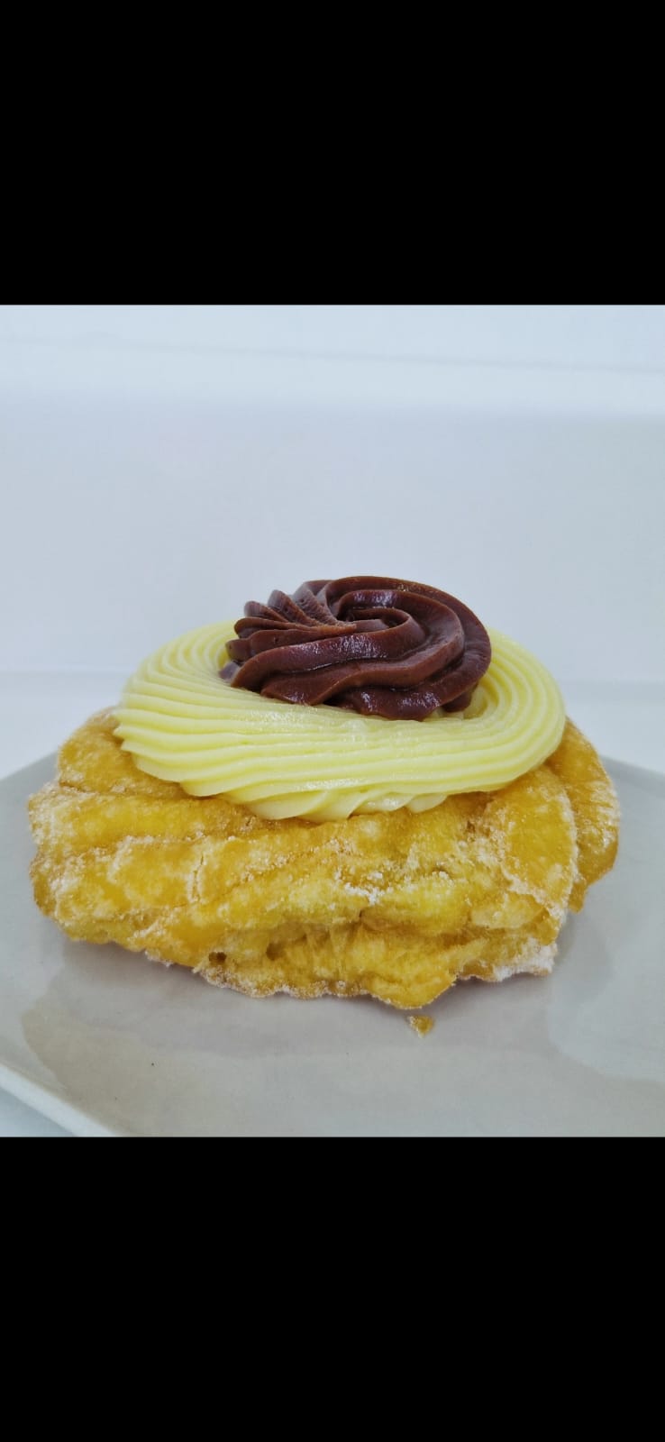 Zeppola artigianale con crema e cioccolato